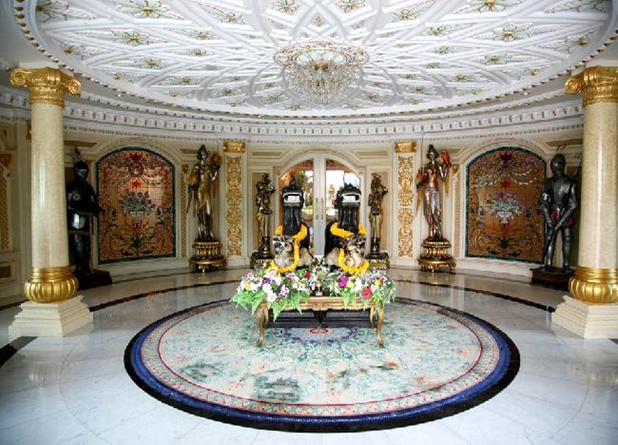 Main building & Goddess of Mercy